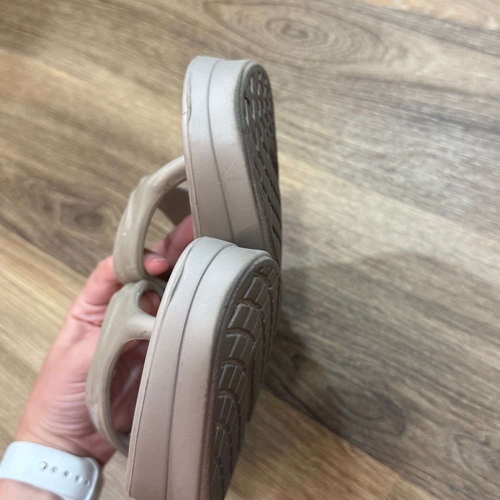 Oofos tan sandals size women’s 8 - Picture 8 of 8